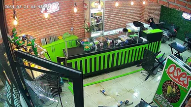 Otomobil, çiğ köfteci ve markete böyle daldı