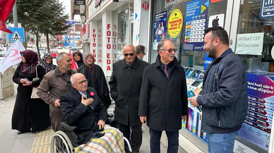 Devrilen ağaç altında kalan aday tekerlekli sandalyeyle çalışıyor