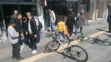 Elektrikli bisikletle birlikte vitrinden içeri girdi  