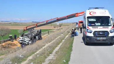 Tır şarampole devrildi: 1 ölü