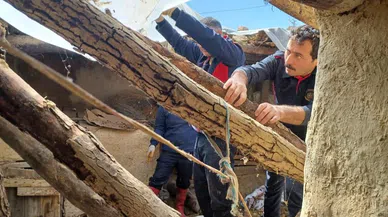 Yıkılan ahırda mahsur kalan inek kurtarıldı