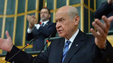 Bahçeli: “Saçlarına dolardan bukleler yapan şaibeli soytarılar milletimizde haklı bir öfkeye neden olmaktadır”