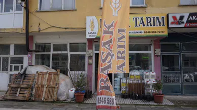 Bıçakla geldiler, iş yeri reklam afişini parçalayıp yollarına devam ettiler