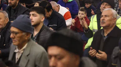 Depremin vurduğu Hatay’da vatandaşlar camilere akın etti