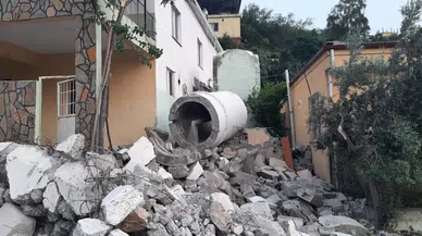 Depremle minaresiz kalan camiye çelikten minare