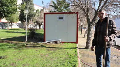 Kahramanmaraşlı depremzede mahallesinin park ve bahçelerini temizliyor