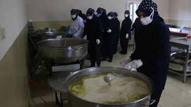 Depremzedeler İçin 15 Kadın, 3 Çeşit Yemek, 500 Kişiye İftar