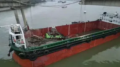 Çin’de konteyner gemisi köprüye çarptı, araçlar suya düştü