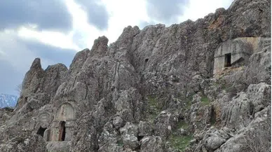 Kahramanmaraş kaya mezarları ilgi odağı oldu
