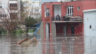 Mahsur kalan vatandaşlar kepçe yardımı ile kurtartıldı
