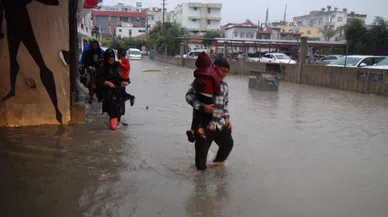 Mersin’de sağanak yağış sele neden oldu