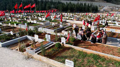 Mezarlıklarda gözyaşları sel oldu