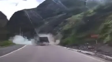 Peru'da Meydana Gelen Heyelanda Kayalar Araçları Ezdi