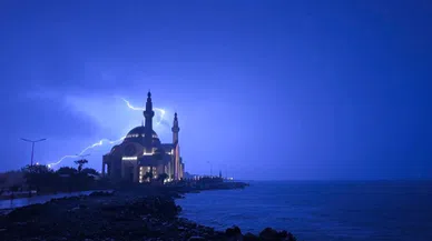 Şimşeklerin dansı İskenderun Körfezi'nde kartpostallık görüntüler oluşturdu