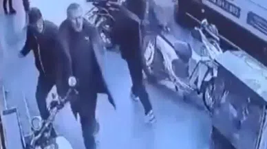 Husumetlisin başına taşla defalarca vurdu