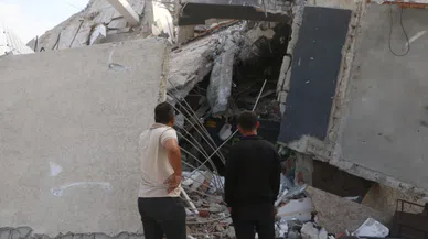 Yıkım esnasında bina çöktü! Operatör ölümden döndü