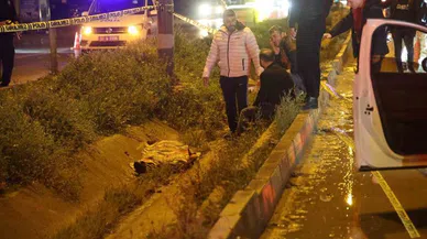 Yolun karşısına geçmek isteyen 2 kişiye otomobil çarptı