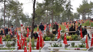 Deprem şehitleri mezarlığında göz yaşları sel oldu