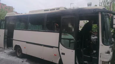 Tarsus'ta servis aracı yandı
