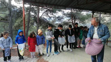 Çocuklara avuç avuç şeker dağıtma geleneği sürüyor