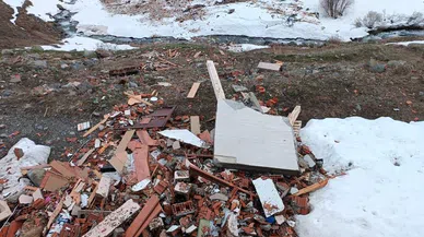 Çığ yayla evlerini yerle bir etti