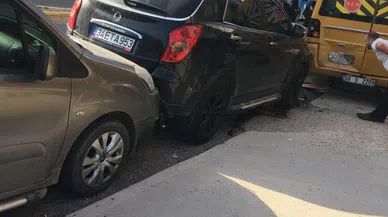 El frenini çekmeyi unutunca 3 araca çarptı
