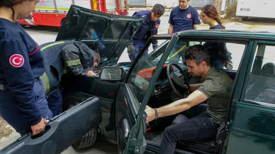 Antalya'da otomobilde yılan alarmı