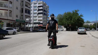 Trafikte gören "robot" sanıyor