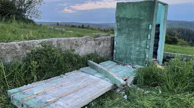 Piknik yapan 2 gencin üzerine beton blok düştü