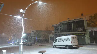 Başkale'de Kar Sürprizi: Geceyi Beyaza Bürüyen İlçe!