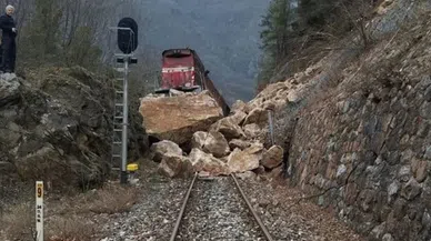 Demir yoluna düşen kayalar yük trenini raydan çıkardı