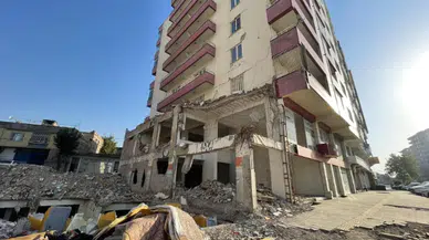 Dikkat! Bu binanın çevresinden geçmeyin