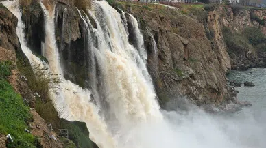 Dünyaca ünlü şelale çamur aktı