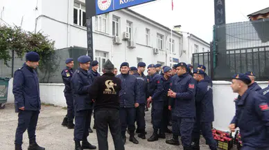"Elmacı Dede" askerlere elma getirdi