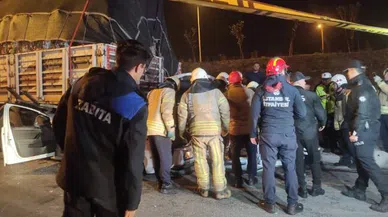 Feci kazada otomobil park halindeki tırın altına girdi: 2 yaralı