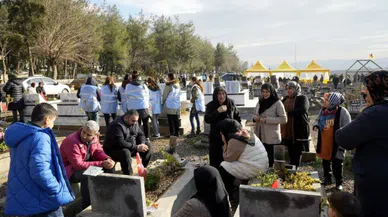 Gaziantep'te deprem mezarlığında duygusal anlar