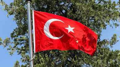 İstiklal Madalyası Ay Yıldızlı bayrağa takıldı