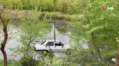 Gölete düşen otomobili itfaiye çıkardı: 2 yaralı