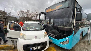 Halk otobüsüyle hafif ticari araç çarpıştı