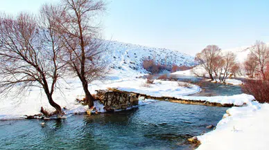 Hurman Çayı beyaza büründü