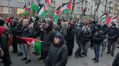 İsrail aleyhine slogan atan Türk kadına Alman polisinden müdahale