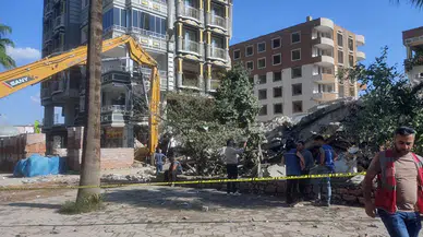Kırıkhan'da Yıkılan Bina Diğerine Zarar Verdi