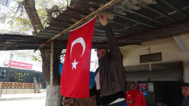Kozan’da esnaflar iş yerlerini Türk bayrakları ile donattı