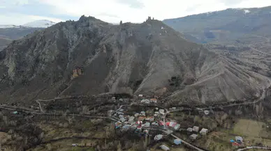 Mantar kayalar köyü tehdit ediyor
