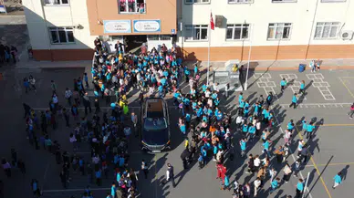 Öğrencilere Togg sürprizi: Dokunmak için birbirleriyle yarıştılar