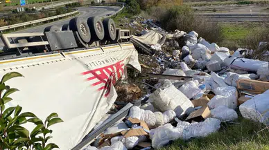 Plastik malzeme yüklü tır devrildi: 1 yaralı