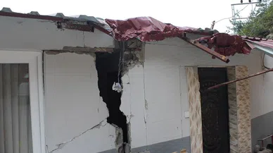 Yamaç paraşütçülerini indirdikten sonra freni boşalan safari aracı boş eve daldı