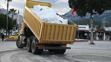 Yaylalardan kamyonla getirilen kar minikleri sevince boğdu