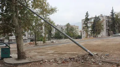 Yıkılan direkler tehlike saçıyor