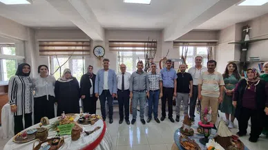 Kursiyerler atıklardan sergi açtı